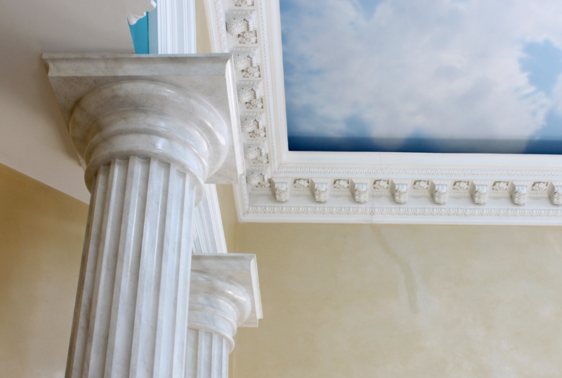 Греческая колонна из гипса с дорической капителью