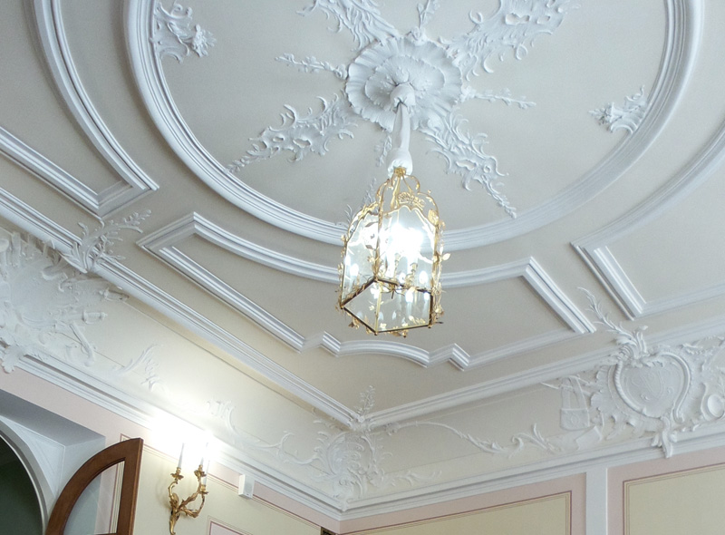 лепной потолок с гипсовой классической лепниной