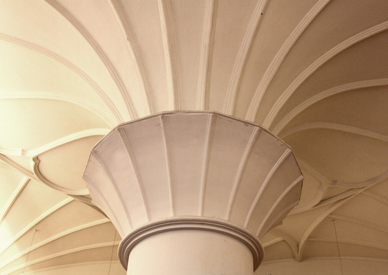 белая декоративная колонна из гипса в интерьере