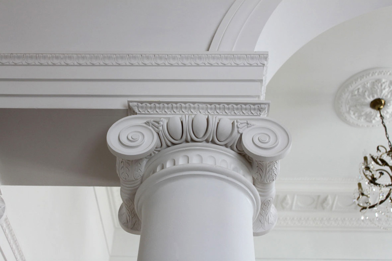 Декоративная гипсовая колонна с ионической капителью